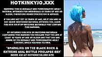 Scintillant sur le rocher noir et le sexe de prolapsus de bouteille anal extrême