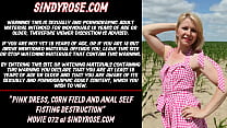 Robe rose, champ de maïs et destruction anale auto-fist