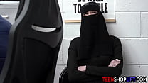 Der muslimische Teenager Delilah Day hat Dessous gestohlen, wurde aber von einem Polizisten in einem Einkaufszentrum erwischt
