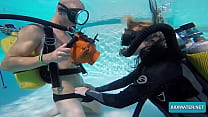 Unterwasser-Hardcore-Fick mit junger Frau Monica