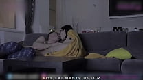 Bruder fickt Stiefschwester, während Youtube zuschaut / Selbstgemachtes Paar Kuss Katze