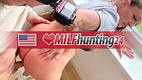 La MILF Hunter dipendente dal sesso si sbatte la vecchia sporcacciona Adrienne Kiss nel suo appartamento e le noci in bocca (SCENA COMPLETA)! Ho sbattuto questa MILF da milfhunting24.com! milfhunting24.com