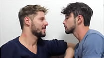 Beijo quente entre dois gays gostosos