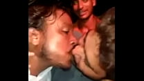 Gays indianos se beijando sem parar