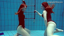 Diana Zelenkina e Simonna morenas sexy na piscina
