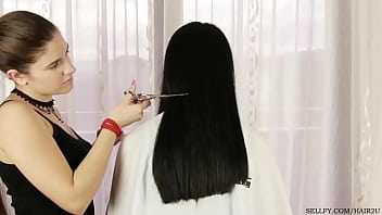 Mädchen bekommt zur Strafe für die Benutzung ihrer Haarbürste die Haare geschnitten