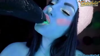 Blue Alien rimbalza le tette, succhia e cavalca un dildo