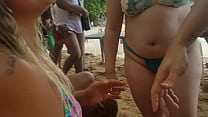 Порно актриса демонстрирует себя и предлагает себя купальщикам в Гуаружа, Бразилия