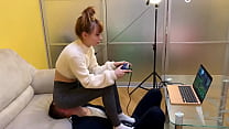 La ragazza del giocatore Kira in leggings grigi usa il suo schiavo della sedia mentre gioca durante il face sitting a peso pieno (anteprima)
