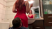 Maîtresse Sofi en robe rouge utilise une chaise esclave - Ignore Face-sitting Femdom (Aperçu)