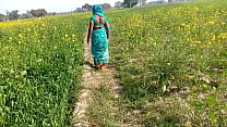 Растирание деревенского бхаджи в пшеничном поле