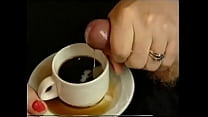 ragazza che fa lavoro con la mano Crema da caffè