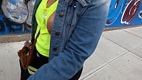 Femme pas de seins latéraux de soutien-gorge avec des mamelons percés en public clignotant