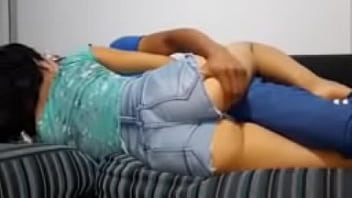 Большая задница аргетинской девушки занимается анальным сексом со своим парнем