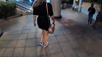 Sara Blonde cammina per il centro commerciale di Bucaramanga con lovense lussureggiante attivato