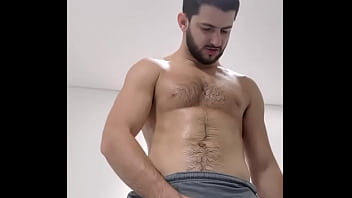 Hombre heterosexual en forma con pantalones de chándal grises - entrenamiento caliente