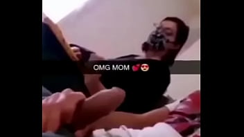 La madre masturba suo figlio