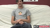 Der entzückende schwule Danny wichst seinen Schwanz auf der Couch solo ab