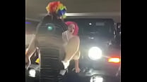 Puttana dai capelli rosa viene picchiata sulla jeep