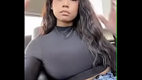 Sexy Schlampe zeigt ihre großen Brüste