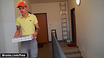 (Jamie Owens) consegna la pizza nel momento esatto (Jerom) e è arrapata vuole masturbarsi - Bromo