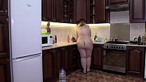 BBW nuda con un succoso PAWG ama cucinare la cena senza vestiti Feticismo fatto in casa