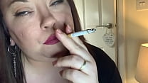 BBW Tina Snua fuma una sigaretta con inalazioni a scatto