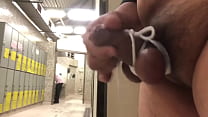Dick si mostra e si masturba in un bagno pubblico