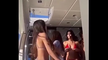 sexy mayra goñi  baila reggaeton  de yelder el dinamico en la playa y se vuelve  viral en las redes