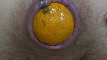 Брюнетка в нейлоновых колготках раком вставляет мандарины в анал и выталкивает, получает необычный анальный оргазм. затем, она с трусами мастурбирует волосатую киску до клиторального оргазма, облизывает и нюхает стринги с вагинальными выделениями. фетиш