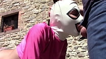Laura on Hee Stiefschwester auf sexy Klamotten und weißer Maske nehmen einen Schwanz in den Mund und kommen in den Mund. rosa Outfit in Outdoor-Blowjob und Oral Creampie
