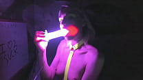 Kelly Copperfield hace garganta profunda con un consolador brillante LED en la webcam