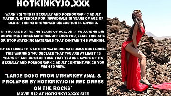 Grande dong di mrHankey anale e prolasso di Hotkinkyjo in abito rosso sugli scogli