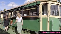 Filles lesbiennes bien roulées aux gros seins baisent dans un vieux tramway