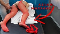 Горячая азиатская милфа пришла на массаж в сексуальных колготках, чтобы соблазнить и соблазнить киску массажиста!
