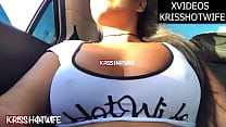 Kriss Hotwife Moglie birichina indossa un top ben tagliato in Uber