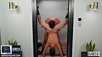 Stud (JJ Knight) come fora Twinks (Joey Mills) Bunda pequena apertada bate nele em um elevador - Homens - Siga e assista Joey Mills em www.men.com/joey