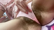 Chica de coño súper peludo hace su pantie sucia masturbación de clítoris grande