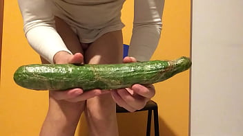 30 centimètres de long concombre pour mon cul très très affamé!