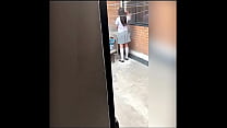 Он трахает своего соседа-подростка-школьницу после стирки! Мало-помалу убеждает ее, в то время как ее пап нет! Мексиканские шлюхи! Любительский секс!