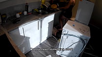 Geile Frau verführt einen Klempner in der Küche, während ihr Mann bei der Arbeit ist.