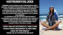 La sexy Sailor Hotkinkyjo prende un enorme dildo da mrhankey nel suo buco anale sulla spiaggia