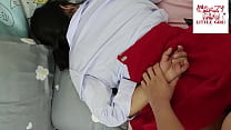 Linda estudante tailandesa, uniforme com saia vermelha, fazendo sexo com o namorado