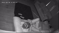 Babysitter beccata a masturbarsi sul divano con la telecamera nascosta del vibratore della moglie