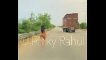 Pinky Naked ousa nas estradas indianas