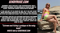 Экстремальный анальный фистинг и пролапс на каменистом пляже Синди Роуз