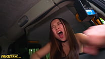 Taxi finto Asian Yiming Curiosity succhia il cazzo dopo aver fatto un pasticcio in cabina