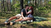 Sexo en público en pareja en un picnic en el parque KleoModel