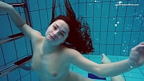 Татуированная красотка Лиза Бубарек показывает свою голую попку под водой