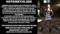 Hotkinkyjoは、廃墟のワインボトルで彼女のお尻をファックし、廃工場で脱出する